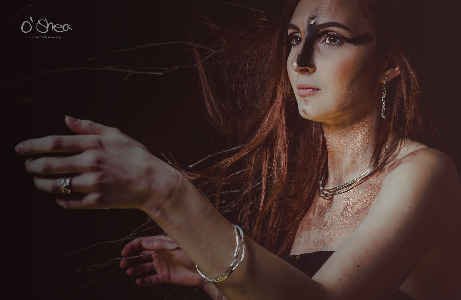 Silver Collier: Sculpted elegance and wearable art